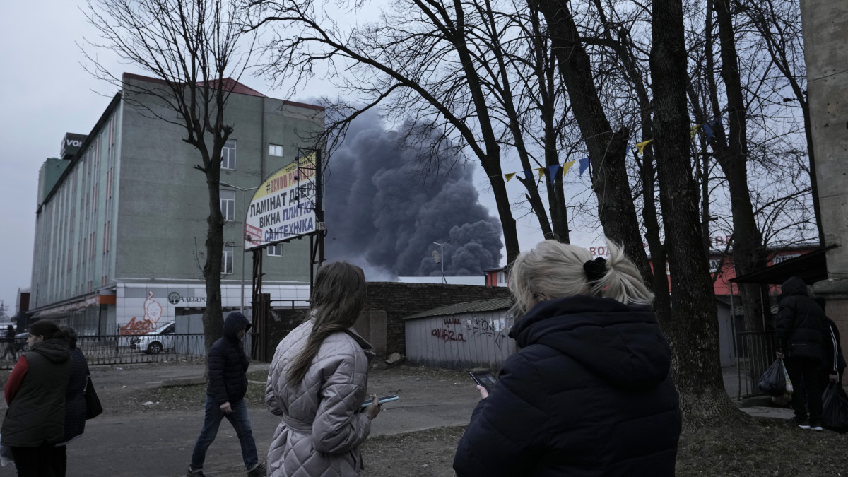 Sűrű, fekete füst száll a magasba egy orosz légicsapást követően a nyugat-ukrajnai Lvivben 2022. március 26-án. Vlagyimir Putyin orosz elnök február 24-én rendelte el katonai művelet végrehajtását Ukrajnában.