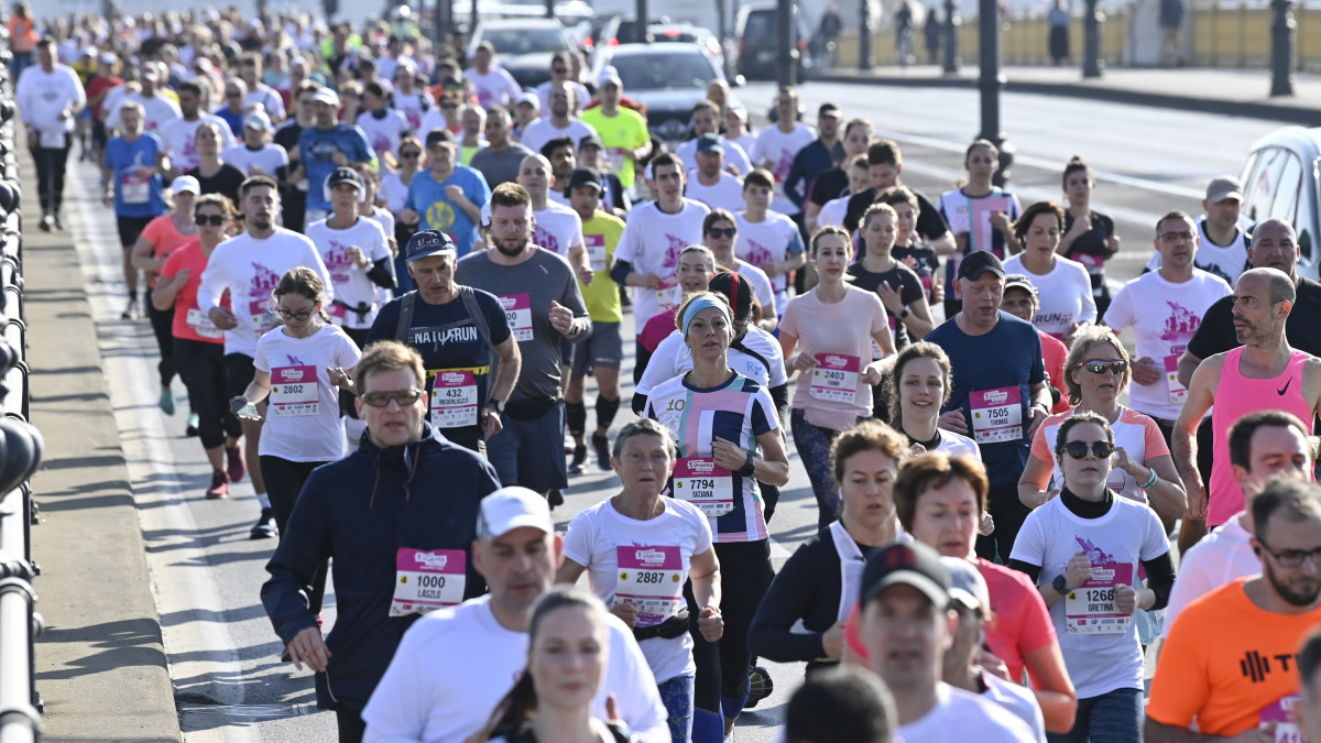 A 37. Telekom Vivicittá futófesztivál félmaratoni versenyének mezőnye a Margit hídon 2022. március 27-én.