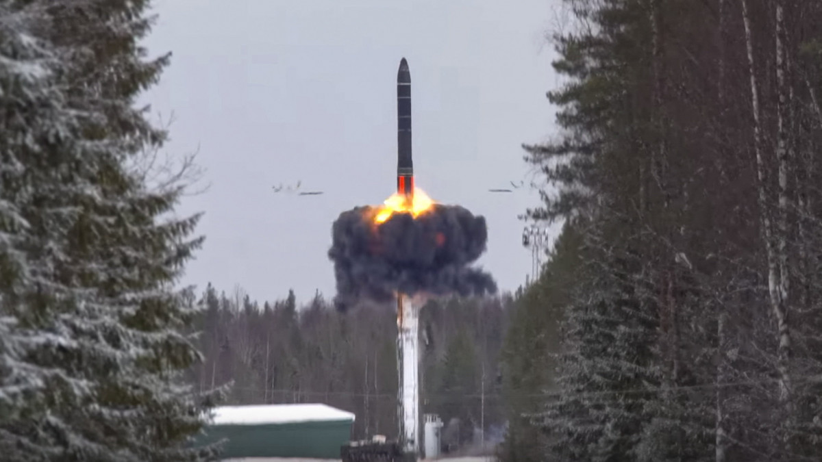 Az orosz védelmi minisztérium sajtóirodája által közreadott, videófelvételről készített képen felbocsátanak egy interkontinentális ballisztikus rakétát a pleszecki repülőtérről 2022. február 19-én. Ballisztikus rakétákkal és manőverező robotrepülőgépekkel végzett szokásos éves gyakorlatot hajtott végre a nap folyamán az orosz hadsereg, a hadászati gyakorlaton az orosz légi- és űrerő, a déli katonai körzet, a hadászati rakétaerő, az Északi Flotta és a Fekete-tengeri Flotta erői és eszközei vettek részt.