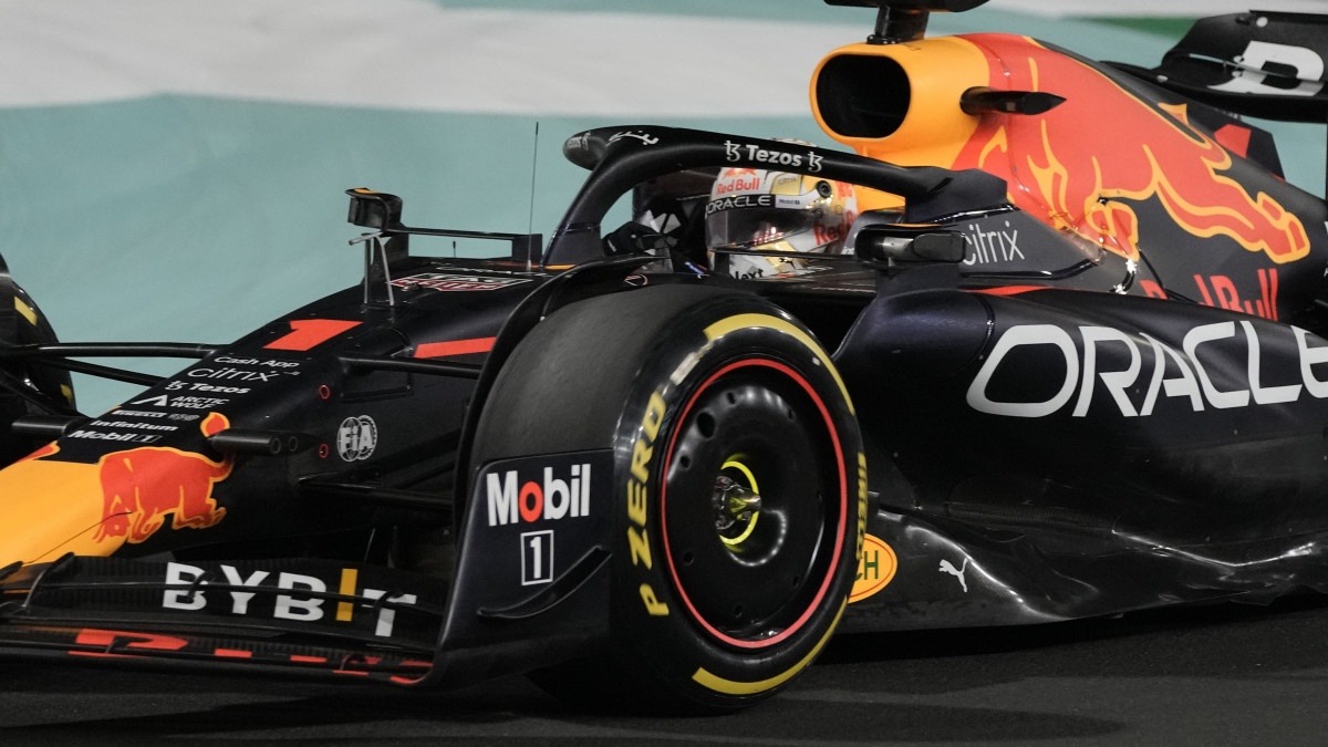 Max Verstappen, a Red Bull holland versenyzője a Forma-1-es autós gyorsasági világbajnokság Szaúdi Nagydíján a dzsiddai utcai versenypályán 2022. március 27-én.