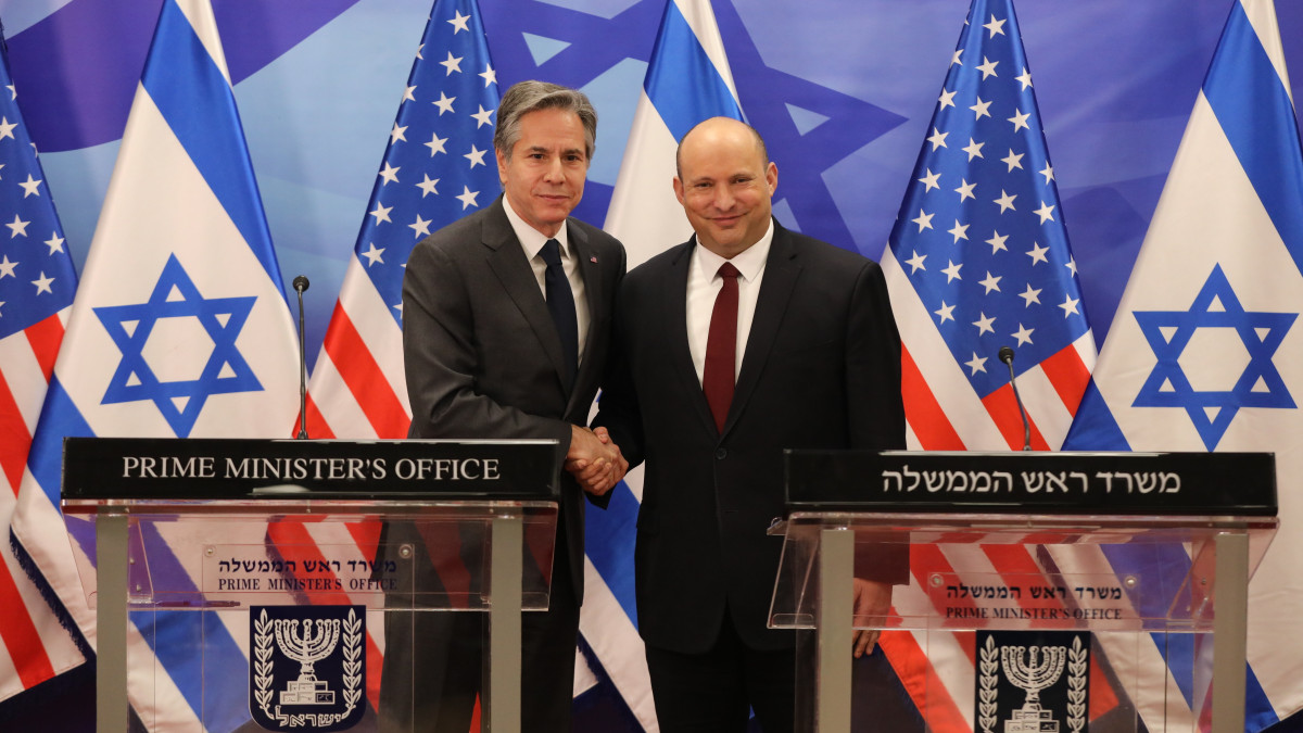 Naftali Bennett izraeli miniszterelnök (j) és Antony Blinken amerikai külügyminiszter kezet fog sajtóértekezletük után a jeruzsálemi miniszterelnöki hivatalban 2022. március 27-én.
