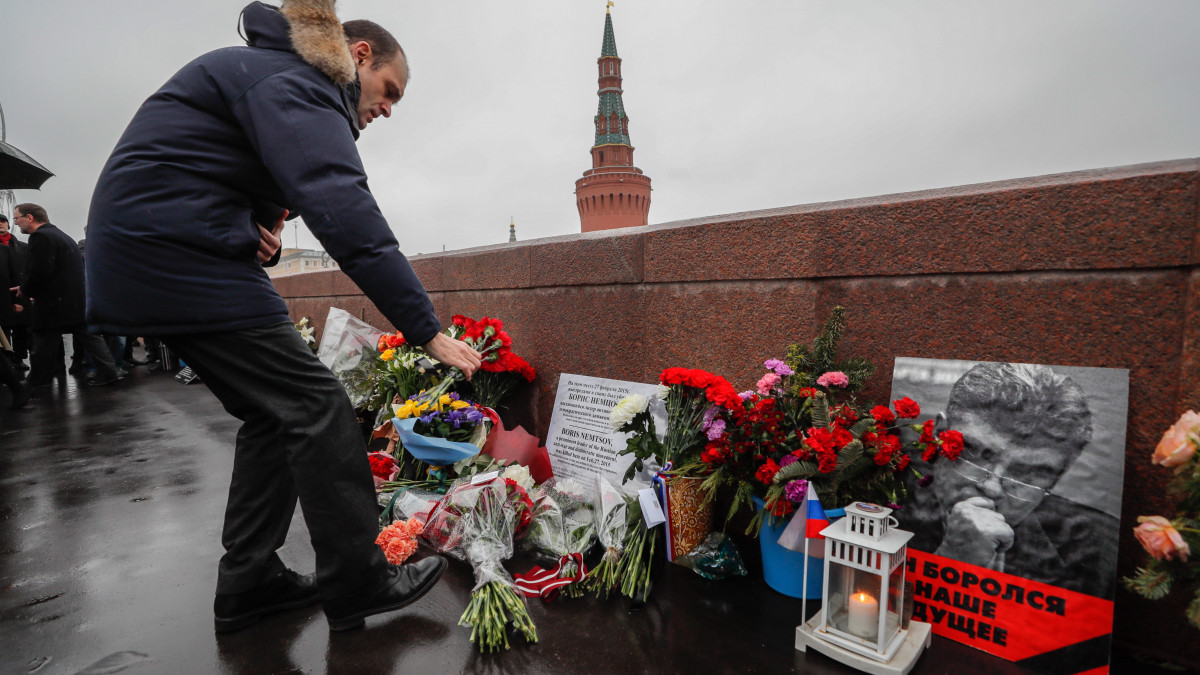 Virágok a Borisz Nyemcov volt orosz miniszterelnök-helyettes és ellenzéki vezető elleni merénylet helyszínén Moszkvában 2020. február 27-én. A Vlagyimir Putyin orosz elnök politikájának egyik leghangosabb bírálójaként ismert ellenzéki politikust 55 éves korában, 2015. február 27-én éjjel lőtték le a Moszkva folyón átívelő Bolsoj Zamoszkvoreckij hídon. A gyilkosság állítólagos csecsen elkövetőit, köztük Ramzan Kadirov csecsen elnök biztonsági szolgálatának egyik tisztjét 2017-ben 11-től 20 évig terjedő szabadságvesztésre ítélte egy moszkvai bíróság.