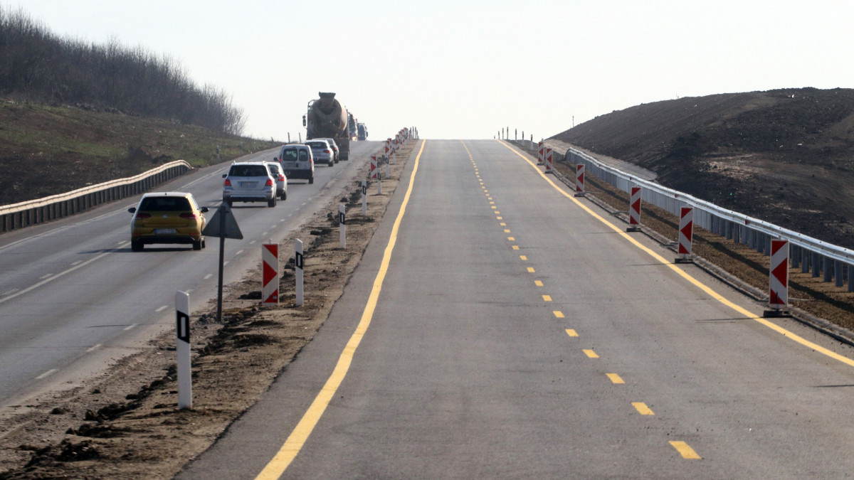 Gépjárművek közlekednek az elkészült szakaszon a 37-es számú főút Gesztely-Szerencs közötti négysávossá bővítéséről tartott sajtótájékoztató után Gesztelynél 2022. március 28-án. A munkák az ütemtervnek megfelelően haladnak, március 28-án a forgalmat átterelték az újonnan épült jobb pályára, így megkezdődhet a bal pálya szélesítése, a pályaszerkezet cseréje, az elválasztó sáv építése, illetve a régi hidak bontása. A 37-es út 19 kilométeres szakaszának négysávosításáról 2020-ban döntöttek, a 21 milliárd forintos beruházás 2023-ra készül el, március 28-án az első hét kilométeres szakaszt adták át a forgalomnak.
