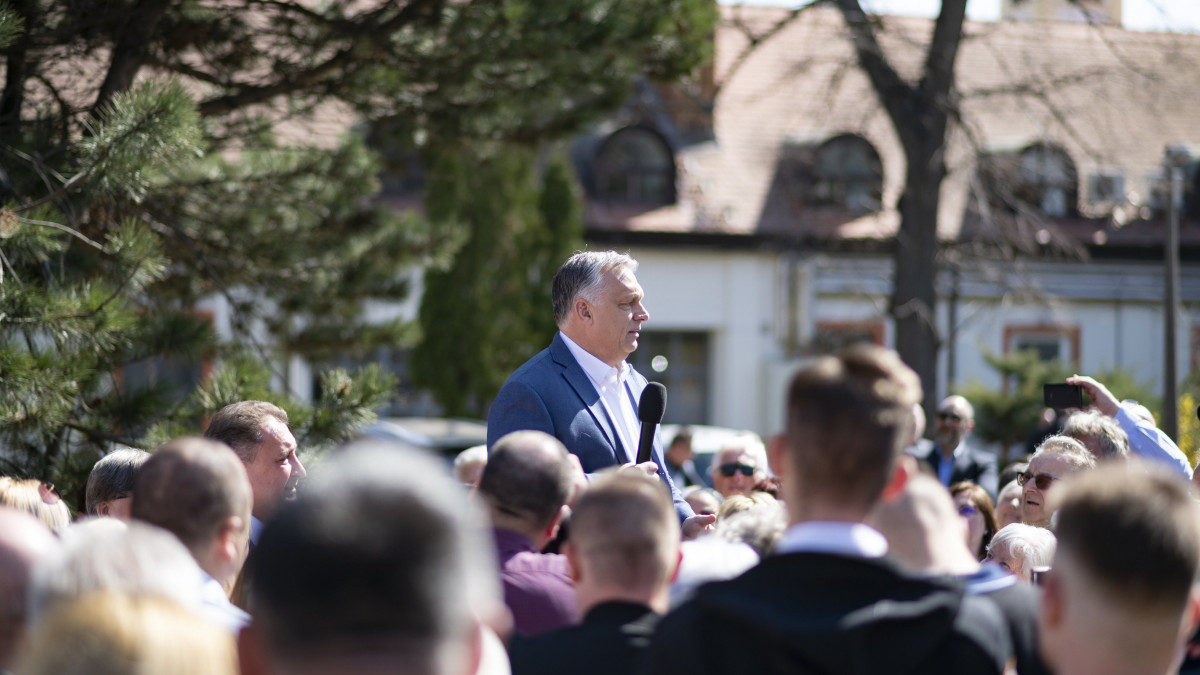 A Miniszterelnöki Sajtóiroda által közreadott képen Orbán Viktor miniszterelnök, a Fidesz elnöke (k) győri választókkal találkozik 2022. március 28-án.