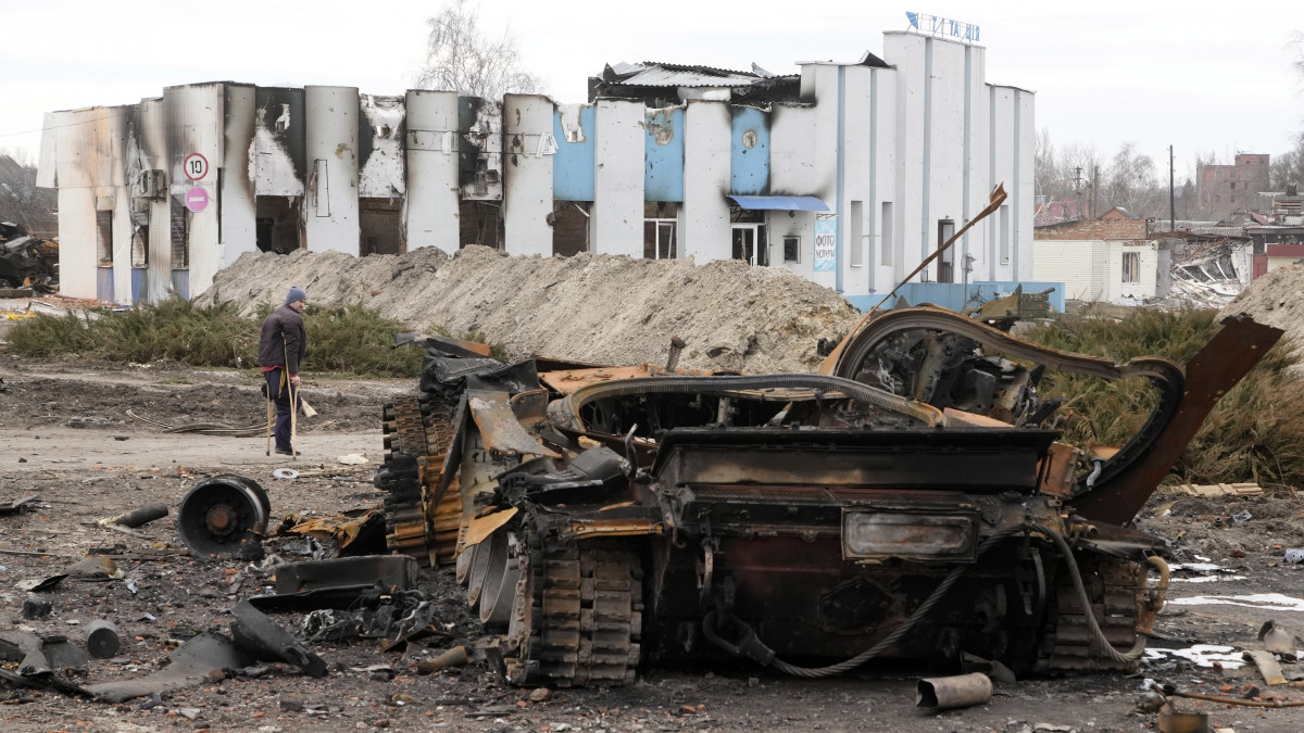 Megrongálódott orosz tankot néz egy ember a kelet-ukrajnai Trosztyanecben 2022. március 28-án. Vlagyimir Putyin orosz elnök február 24-én rendelte el katonai művelet végrehajtását Ukrajnában.