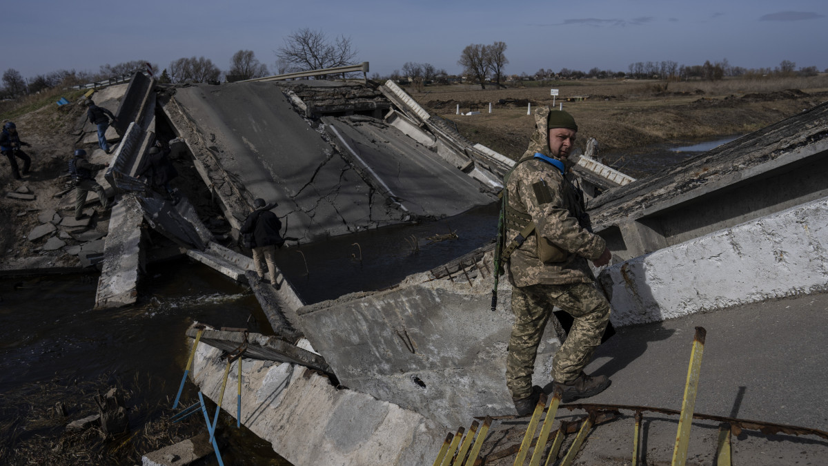 Katona áll az ukrán hadsereg által, az orosz csapatok haladásának megakadályozása céljából lerombolt hídon az ukrán főváros keleti elővárosa, Brovari közelében 2022. március 28-án. Vlagyimir Putyin orosz elnök február 24-én rendelte el katonai művelet végrehajtását Ukrajnában.