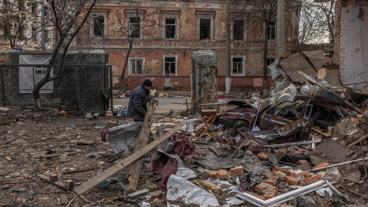 Egy önkéntes takarítja a romokat egy orosz légitámadást követően Harkivban 2022. március 28-án. Vlagyimir Putyin orosz elnök február 24-én rendelte el katonai művelet végrehajtását Ukrajnában.
