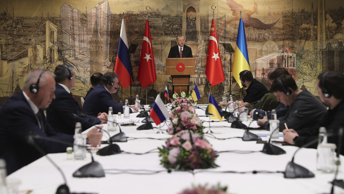 A török elnökség által közreadott képen Recep Tayyip Erdogan török államfő (k) köszönti a delegáltakat az orosz-ukrán béketárgyalások újabb fordulója előtt Isztambulban. Vlagyimir Putyin orosz elnök február 24-én rendelte el katonai művelet végrehajtását Ukrajnában.