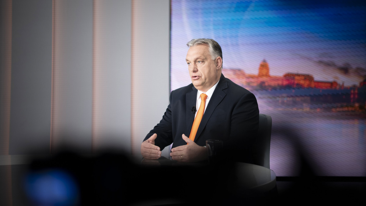 A Miniszterelnöki Sajtóiroda által közreadott képen Orbán Viktor miniszterelnök interjút ad a Hír TV-nek Budapesten 2022. március 28-án.