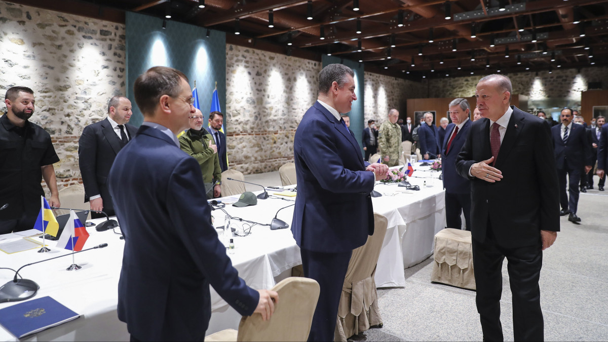 A török elnökség által közreadott képen Recep Tayyip Erdogan török államfő (j) köszönti a delegáltakat az orosz-ukrán béketárgyalások újabb fordulója előtt Isztambulban. Vlagyimir Putyin orosz elnök február 24-én rendelte el katonai művelet végrehajtását Ukrajnában.