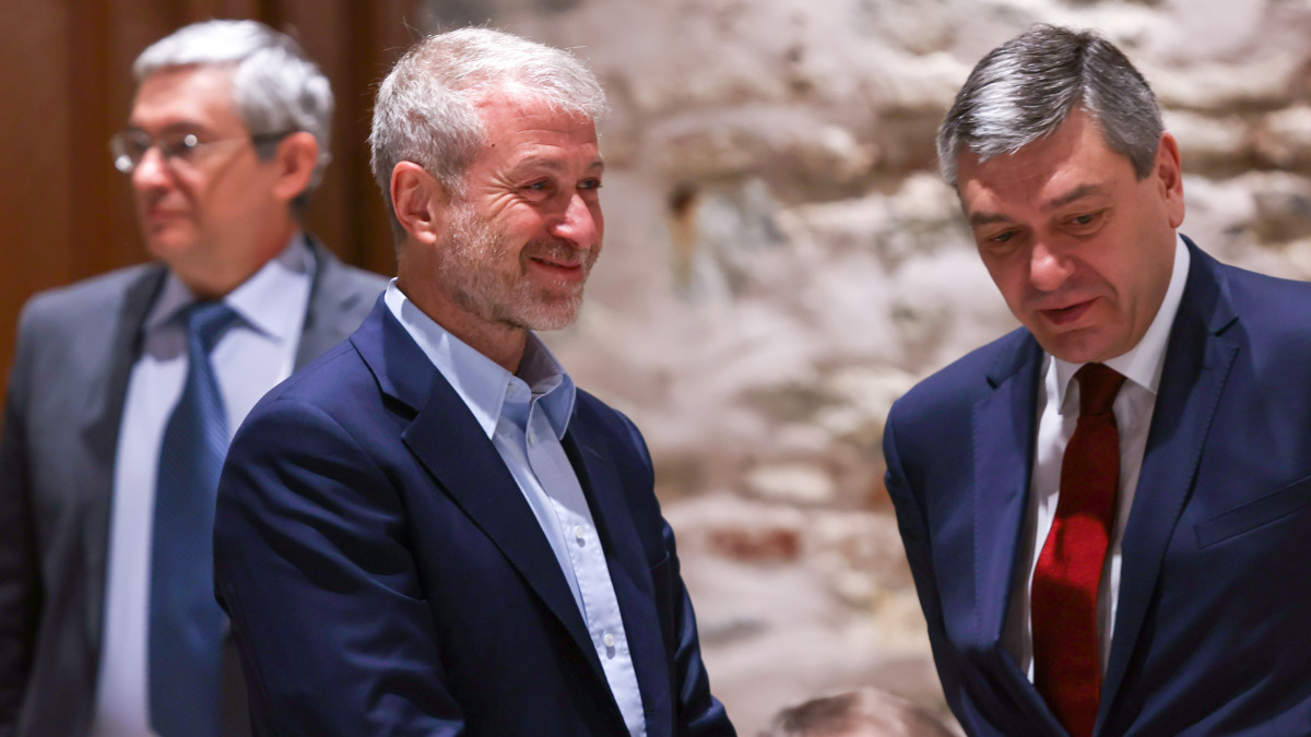 ISTANBUL, TURKIYE - MARCH 29: Russian businessman Roman Abramovich (L) attends the peace talks between delegations from Russia and Ukraine in Istanbul, Turkiye on March 29, 2022. (Photo by Cem Ozdel/Anadolu Agency via Getty Images)