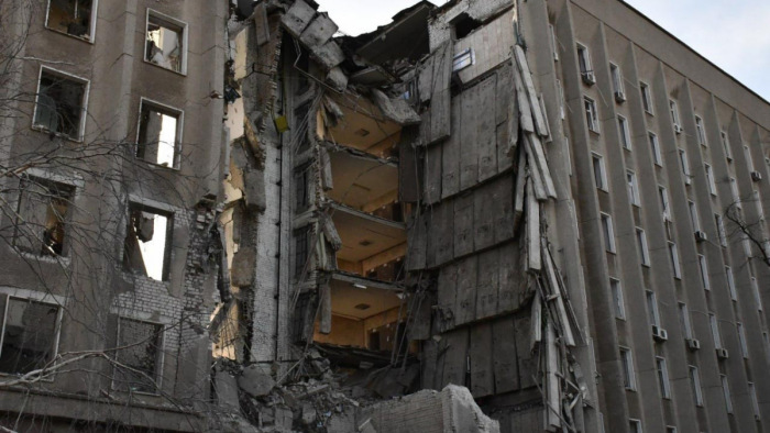 Orosz lövedéktől omlott össze egy kilencemeletes épület egy része Mikolajivban – videó