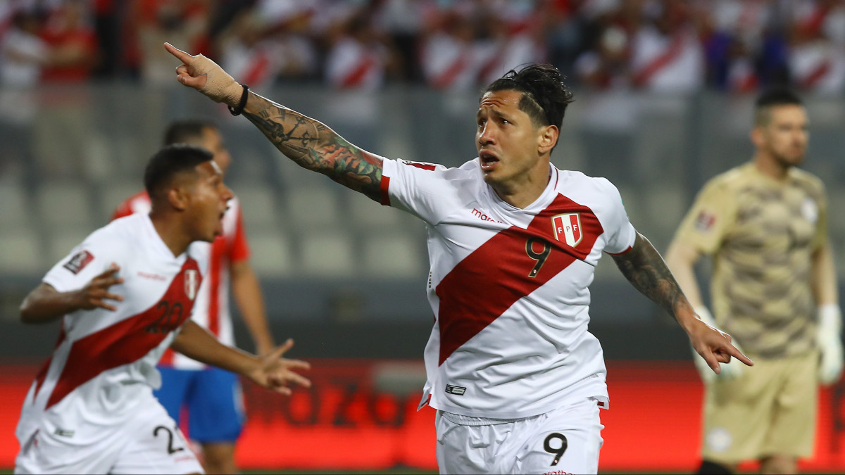 LIMA, PERU - MARCH 29: Gianluca Lapadula of Peru celebrates after scoring the first goal of his team during the FIFA World Cup Qatar 2022 qualification match between Peru and Paraguay at Estadio Nacional de Lima on March 29, 2022 in Lima, Peru. (Photo by Leonardo Fernandez/Getty Images)