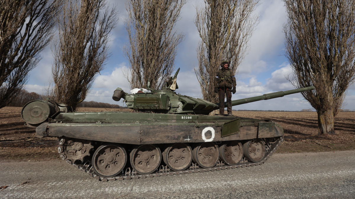 Ukrán katona áll egy tankon az ukrán főváros küzelében fekvő Lukjavinkában 2022. március 27-én. Vlagyimir Putyin orosz elnök február 24-én rendelte el katonai művelet végrehajtását Ukrajnában.