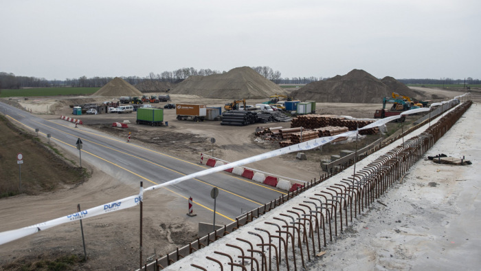 Így éri el az M44-es a magyar határt, új híd is épül