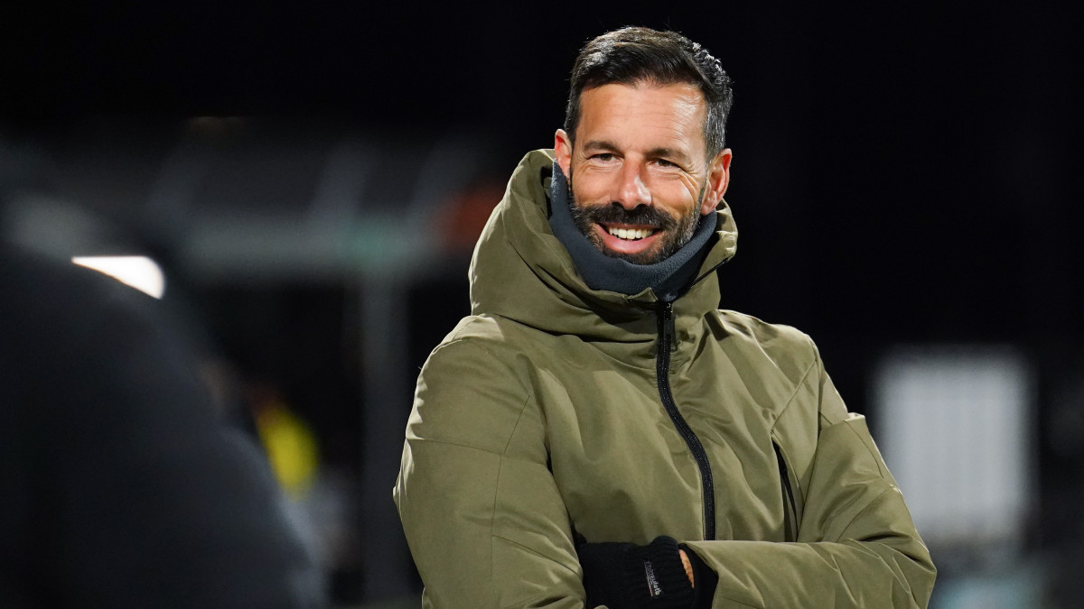 EINDHOVEN, NETHERLANDS - MARCH 7: coach Ruud van Nistelrooy of PSV U23 during the Dutch Keukenkampioendivisie match between PSV U23 and FC Emmen at the Jan Louwers stadion on March 7, 2022 in Eindhoven, Netherlands (Photo by Joris Verwijst/BSR Agency/Getty Images)