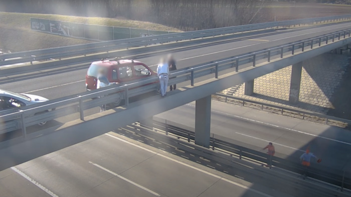 Közutasok siettek a hídról az M0-sra leugrani készülő nő segítségére – videó