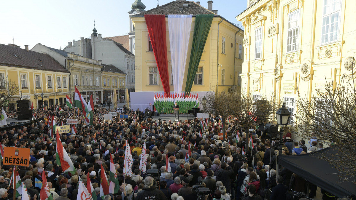 Orbán Viktor miniszterelnök, pártelnök beszédet mond a Fidesz központi kampányzáró rendezvényén Székesfehérváron, a Városház téren 2018. április 6-án.