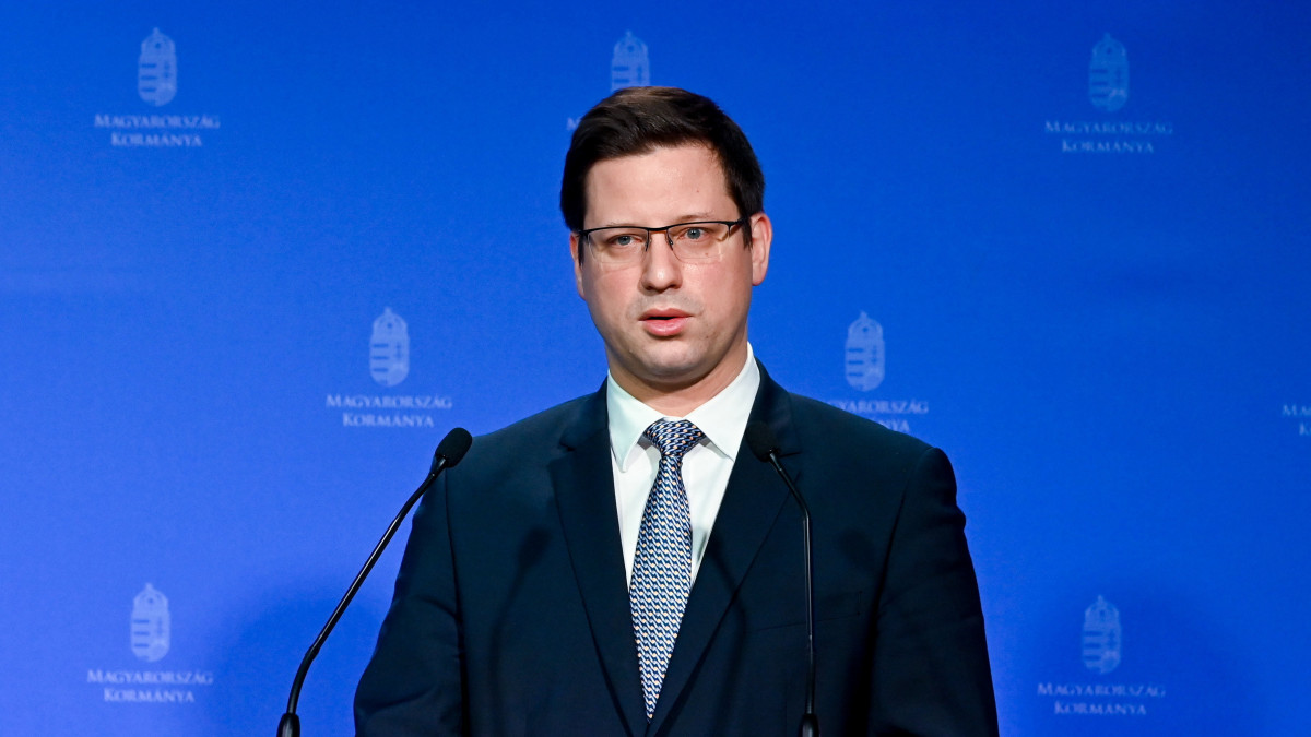 Gulyás Gergely, a Miniszterelnökséget vezető miniszter a Kormányinfó sajtótájékoztatón a Miniszterelnöki Kabinetiroda Garibaldi utcai sajtótermében 2022. március 3-án.