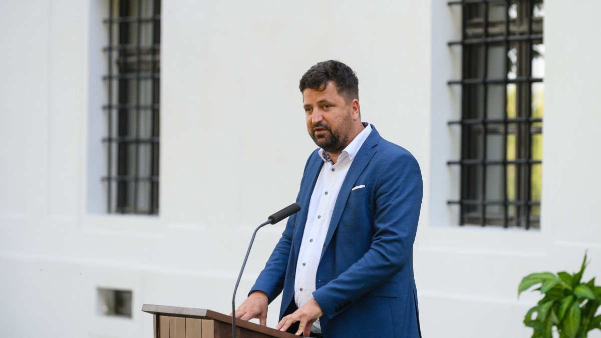 Kepli Lajos polgármester beszédet mond a megújult jezsuita kolostor avatásán Balatonalmádi-Vörösberényben 2021. június 22-én.