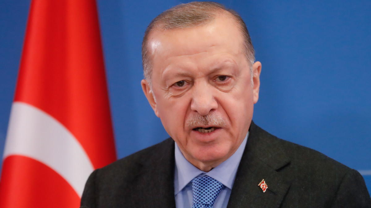 Recep Tayyip Erdogan török elnök nyilatkozik a sajtó képviselőinek a világ iparilag legfejlettebb hét államát tömörítő csoport, a G7 vezetőinek a csúcstalálkozója után Brüsszelben 2022. március 24-én.