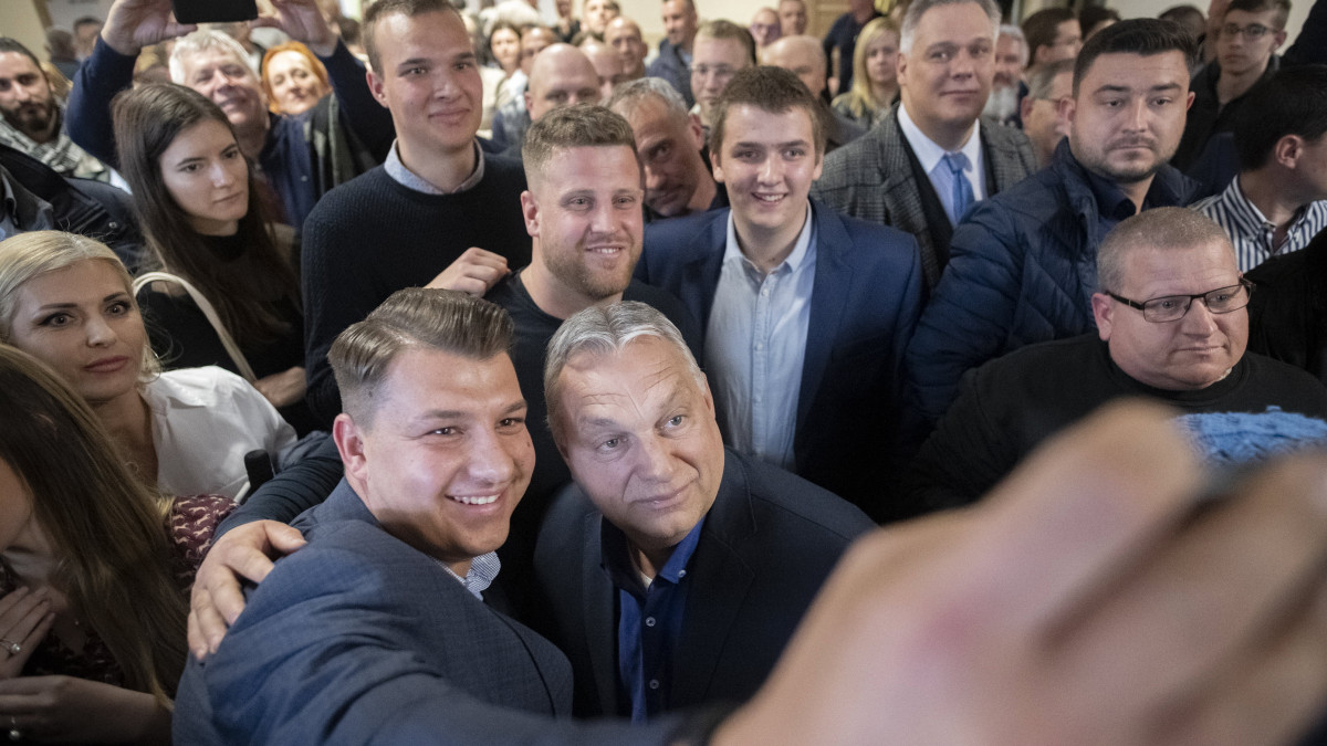 A Miniszterelnöki Sajtóiroda által közreadott képen Orbán Viktor miniszterelnök, a Fidesz elnöke (elöl, k) választókkal találkozik Dudaron 2022. március 31-én. A kormányfő a művelődési házban elmondott beszédében Ovádi Pétert, a Veszprém megyei 1-es választókerület kormánypárti képviselőjelöltjét ajánlotta a választóknak országgyűlési képviselőnek.