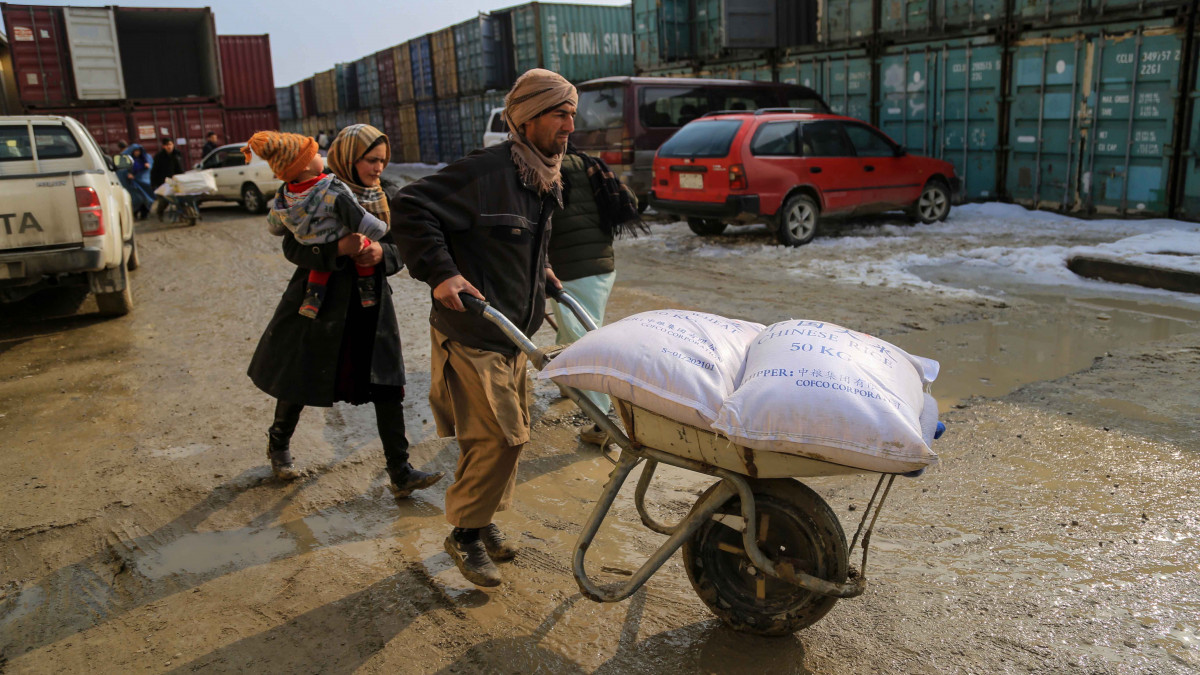Az ENSZ gyermekvédelmi alapja, az UNICEF élelmiszersegélyét veszik át afgánok Kabulban 2022. január 18-án. Az iszlamista tálibok 2021. augusztus 15-én elfoglalták az afgán fővárost, Kabult, azóta az ország humanitárius válsággal küzd.