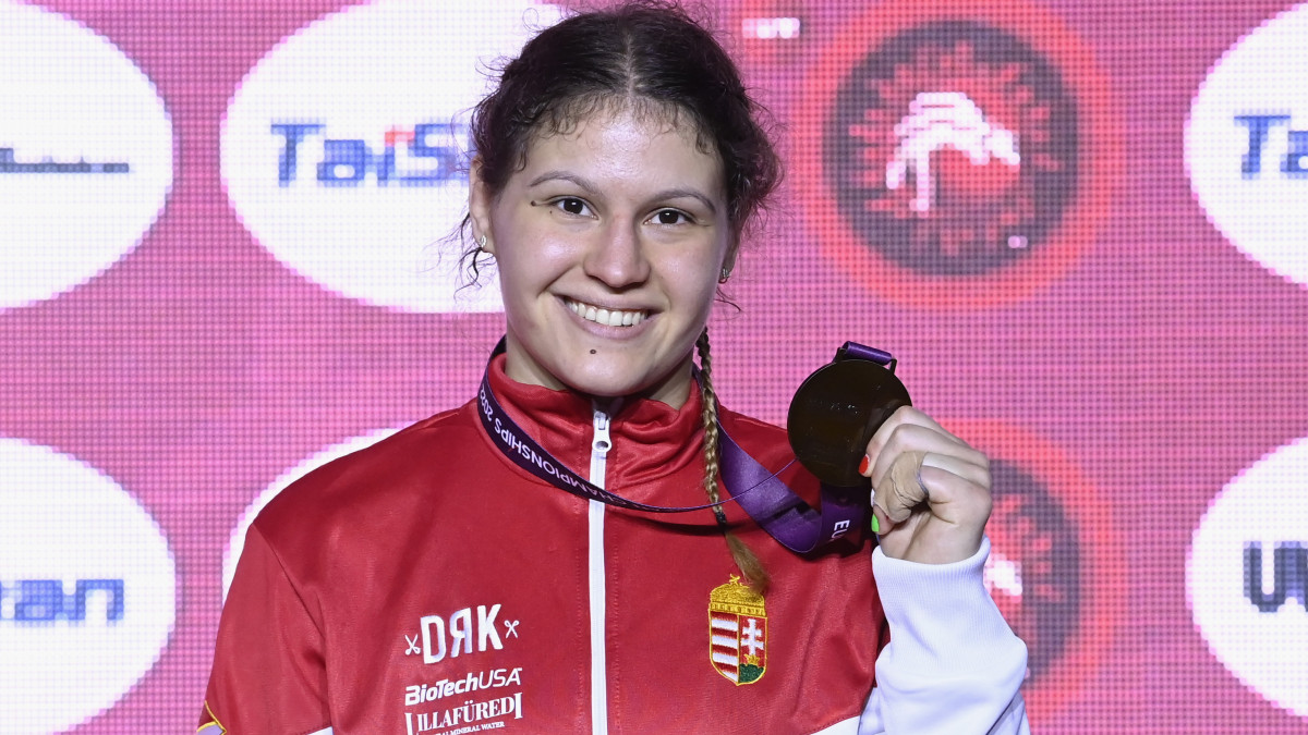 A bronzérmes Nagy Bernadett a női birkózók 76 kilogrammos súlycsoportjának eredményhirdetésén a budapesti birkózó Európa-bajnokságon a BOK Csarnokban 2022. március 31-én.