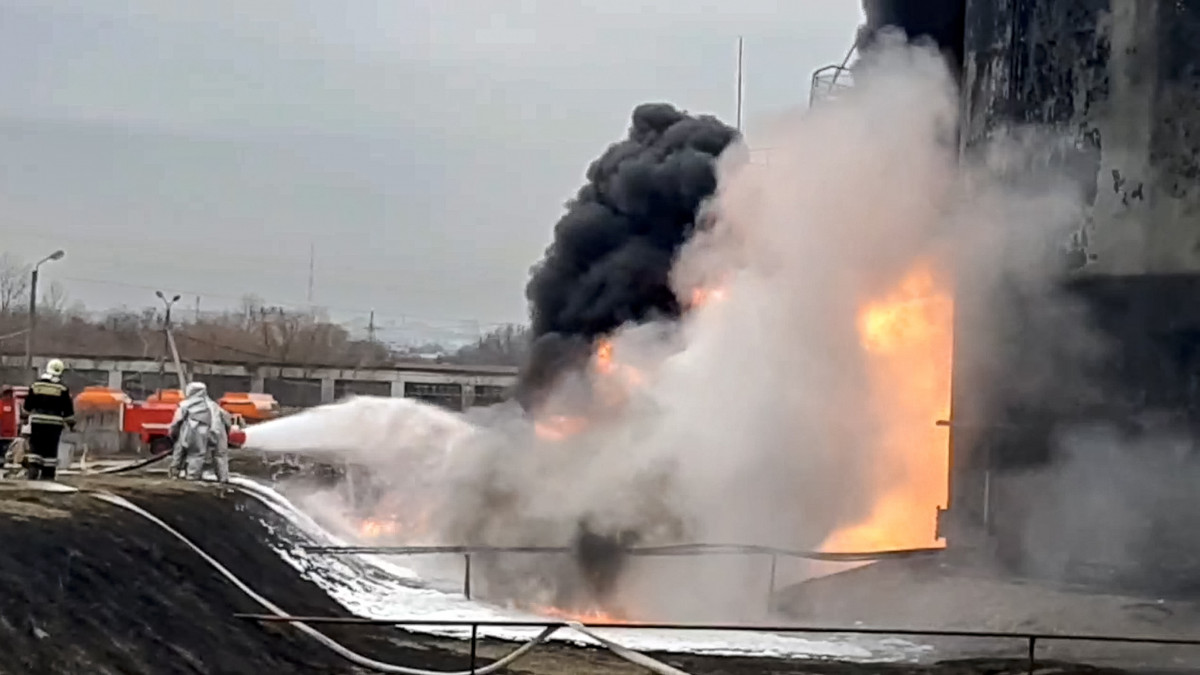 Az orosz rendkívüli helyzetek minisztériuma által közreadott képen lángol egy olajtároló az oroszországi Belgorodban 2022. április 1-jén, miután a légtérbe behatoló két ukrán helikopter csapást mért a létesítményre. Ez az első ismertté vált, orosz területen végrehajtott ukrán légicsapás.