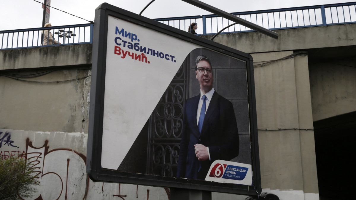 Aleksandar Vucic szerb államfőt, a Szerb Haladó Párt (SNS) elnökét ábrázoló óriásplakát Belgrádban 2022. március 31-én. Szerbiában április 3-án tartanak általános választásokat.