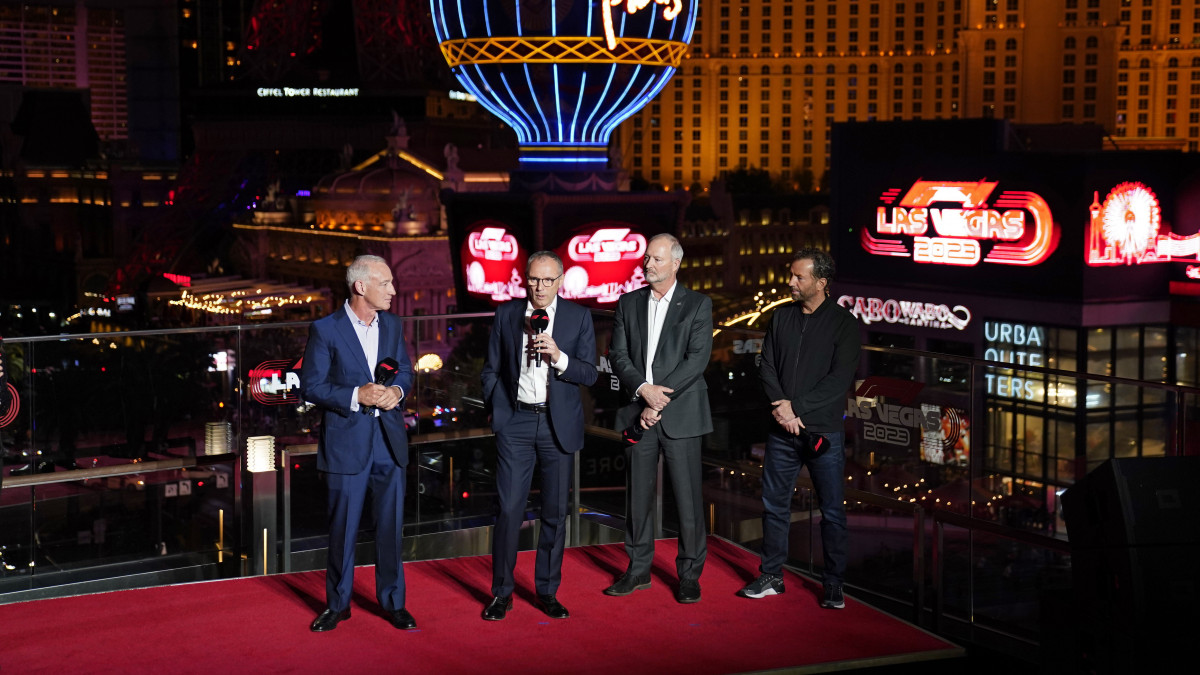 Greg Maffei, a Liberty Media elnök-vezérigazgatója, Stefano Domenicali, a Formula One Group elnök-vezérigazgatója, a Forma-1-es autós gyorsasági világbajnokság főnöke, Steve Hill, a Las Vegas Convention and Visitors Authority és Michael Rapino, a Live Nation Entertainment elnök-vezérigazgatója (b-j) sajtótájékoztatót tart Las Vegasban 2022. március 30-án, ahol bejelentették, hogy 2023-ban újra rendeznek nagydíjat a kaszinóvárosban.