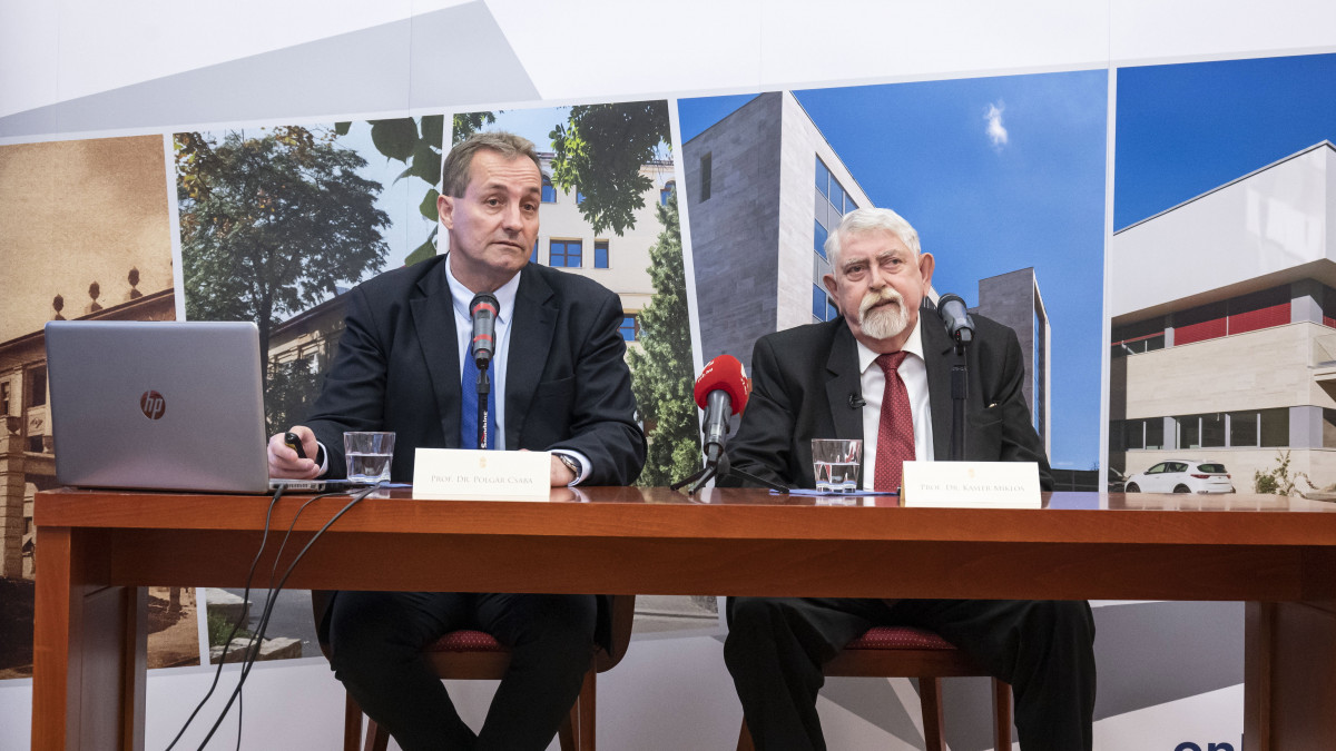 Kásler Miklós, az emberi erőforrások minisztere (j) és Polgár Csaba, az intézet főigazgatója az Országos Onkológiai Intézet több mint 30 milliárd forintból megépülő onkodiagnosztikai központjának alapkőletételén 2022. április 1-jén.