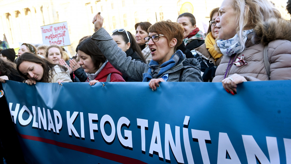 A Pedagógusok Demokratikus Szakszervezete (PDSZ) által szervezett demonstráció résztvevői az Országház előtti Kossuth Lajos téren 2022. március 19-én. A demonstrációt megelőzően, március 16-án határozatlan idejű pedagógussztrájk kezdődött.