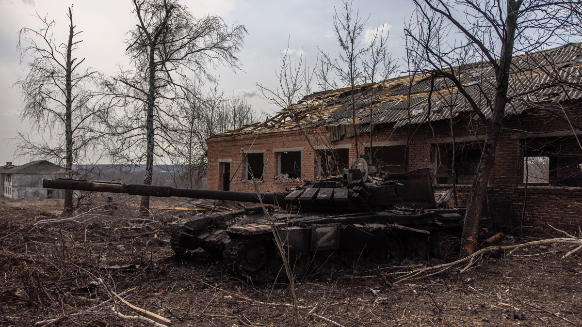 Megsemmisült orosz páncélozott harcjármű a kelet-ukrajnai Harkiv közelében 2022. március 31-én.