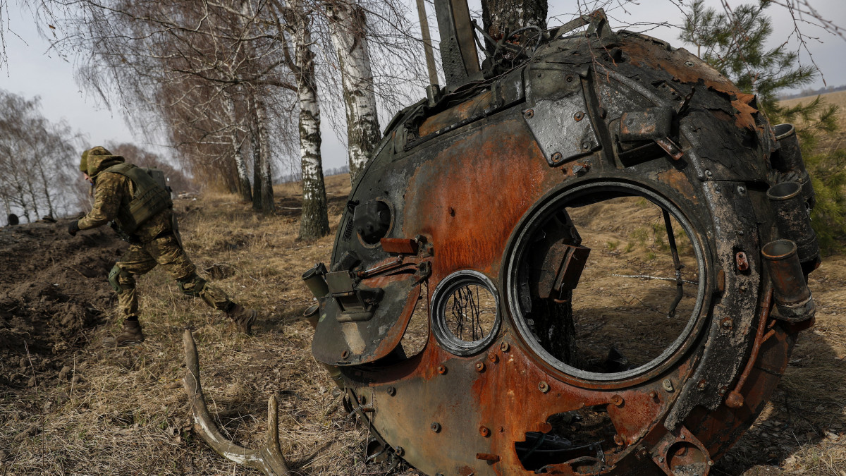 Megsemmisült orosz páncélozott harcjármű egy darabja Kijevben 2022. március 31-én.