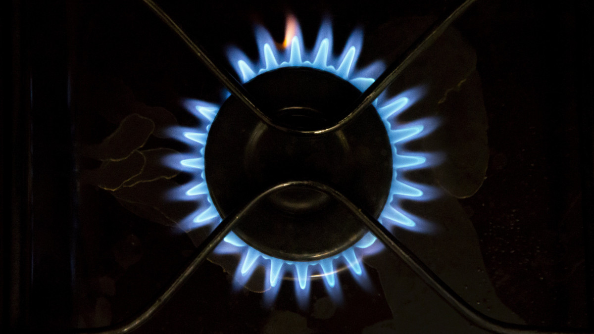 Ég a gázláng egy gáztűzhelyen Chisinauban 2022. január 27-én. Moldovában válságos a helyzet a földgáz árának emelkedése miatt, a parlament január 20-án szükségállapotot vezetett be az országban. Amíg novemberben ezer köbméter földgáz beszerzési ára 450 dollár volt, januárban már 647 dollár. A moldovai gázipari vállalat, a Moldovagaz január 21-én azt javasolta az országos energiaszabályozási ügynökségnek (ANRE), hogy több mint 40 százalékkal emeljék a fogyasztók gázdíját.