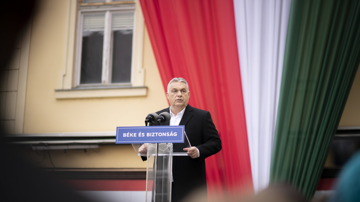 A Miniszterelnöki Sajtóiroda által közreadott képen Orbán Viktor miniszterelnök, a Fidesz elnöke beszédet mond a Fidesz-KDNP kampánygyűlésén Székesfehérváron 2022. április 1-jén.