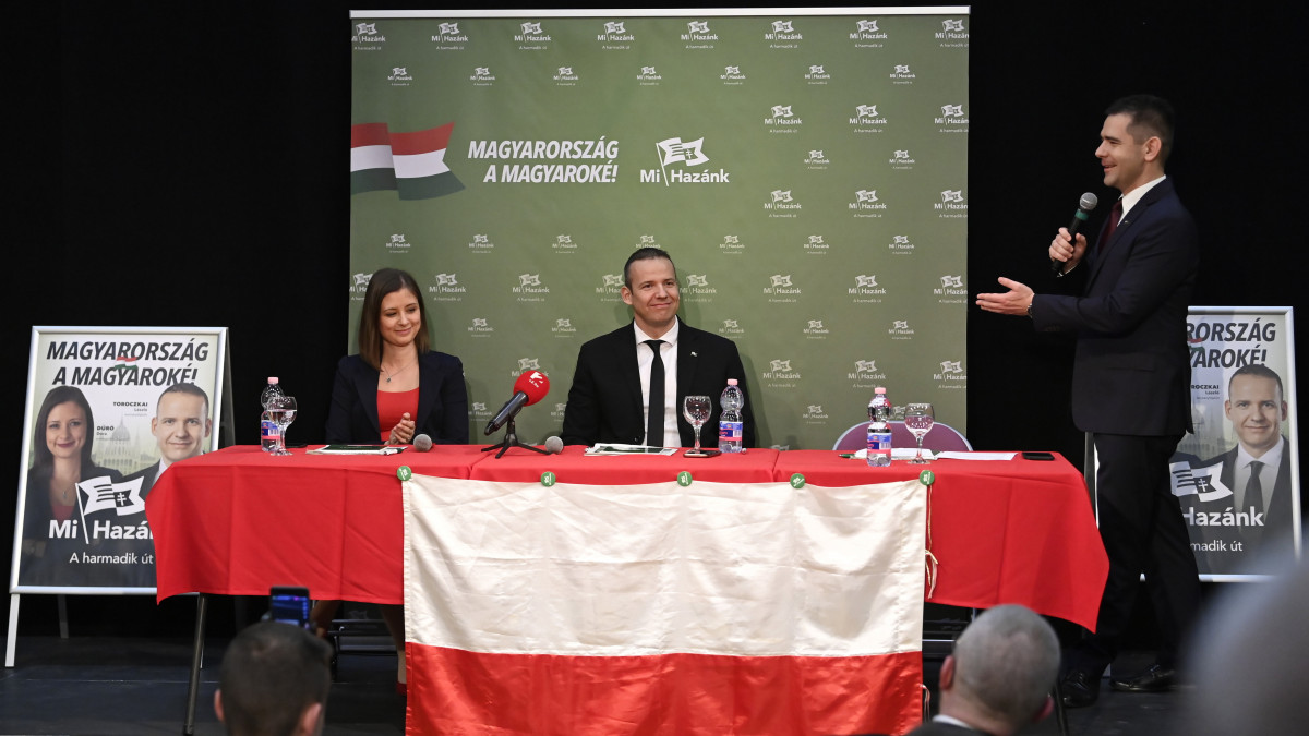 Toroczkai László, a Mi Hazánk elnöke, miniszterelnök-jelöltje (k), Dúró Dóra elnökhelyettes és Novák Előd alelnök a párt kampányzáró rendezvényén Budapesten, a Fővárosi Művelődési Házban 2022. április 1-jén.