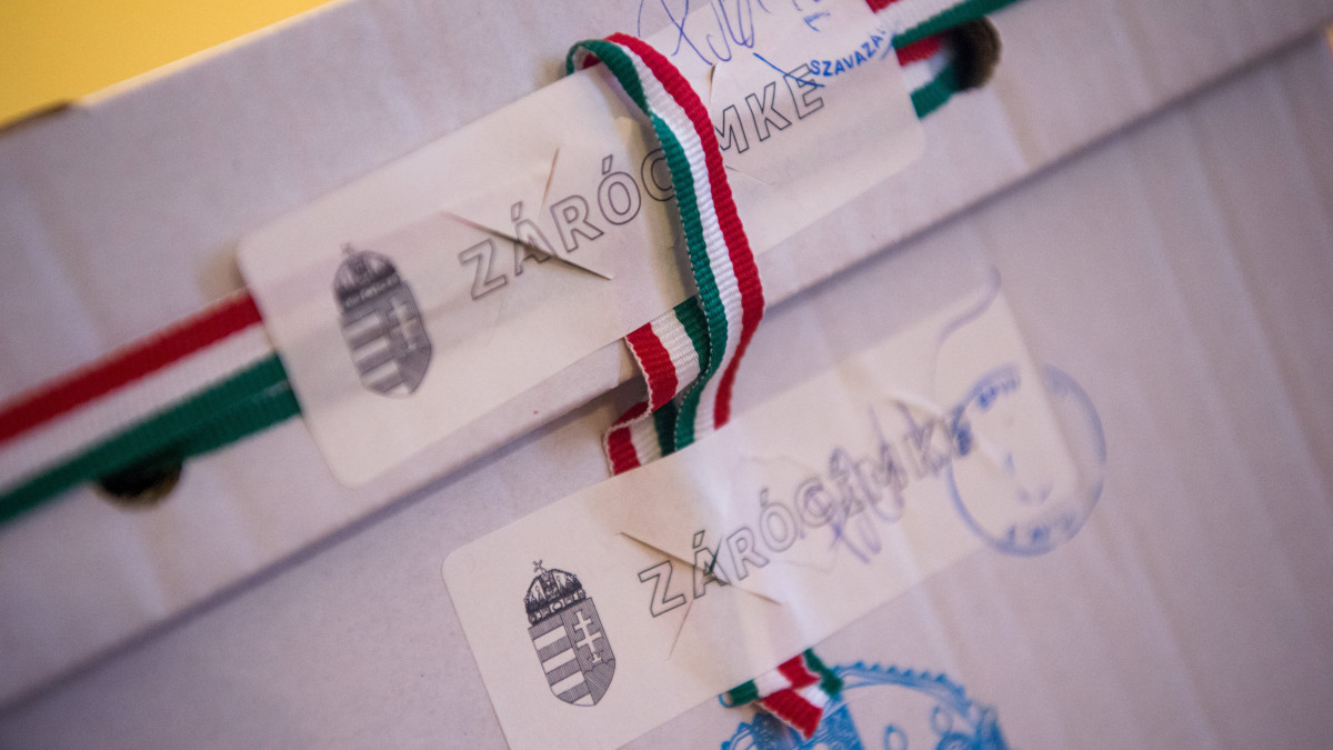 A Borsod-Abaúj-Zemplén megye 06. számú országgyűlési egyéni választókerületében kitűzött időközi országgyűlési képviselő-választáson a külképviseleteken leadott szavazatokat tartalmazó urnák egyike Budapesten a Nemzeti Választási Irodában 2020. október 15-én. Sértetlennek találta az urnákat ülésén a Nemzeti Választási Bizottság (NVB). A kijelölt tiszaújvárosi szavazatszámláló bizottság a voksokat 16-án számolja meg, de ezek érdemben már nem befolyásolják az eredményt. A voksolást Koncz Zsófia (Fidesz-KDNP) nyerte.