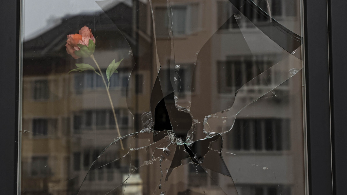 IRPIN, UKRAINE - APRIL 01: A rose on a broken window is seen as the city is completely abandoned due to ongoing Russian attacks in Irpin, Ukraine on April 01, 2022. Ukrainian soldiers regained control in the Irpin region that is one of the hot conflict areas where the most intense battles took place since the beginning of the war. (Photo by Metin Aktas/Anadolu Agency via Getty Images)