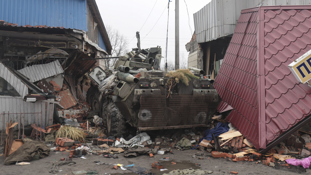 Egy megsemmisült orosz páncélozott harci jármű roncsa a Kijev megyében fekvő és az ukrán hadsereg által visszafoglalt Nova Baszanban 2022. április elsején.