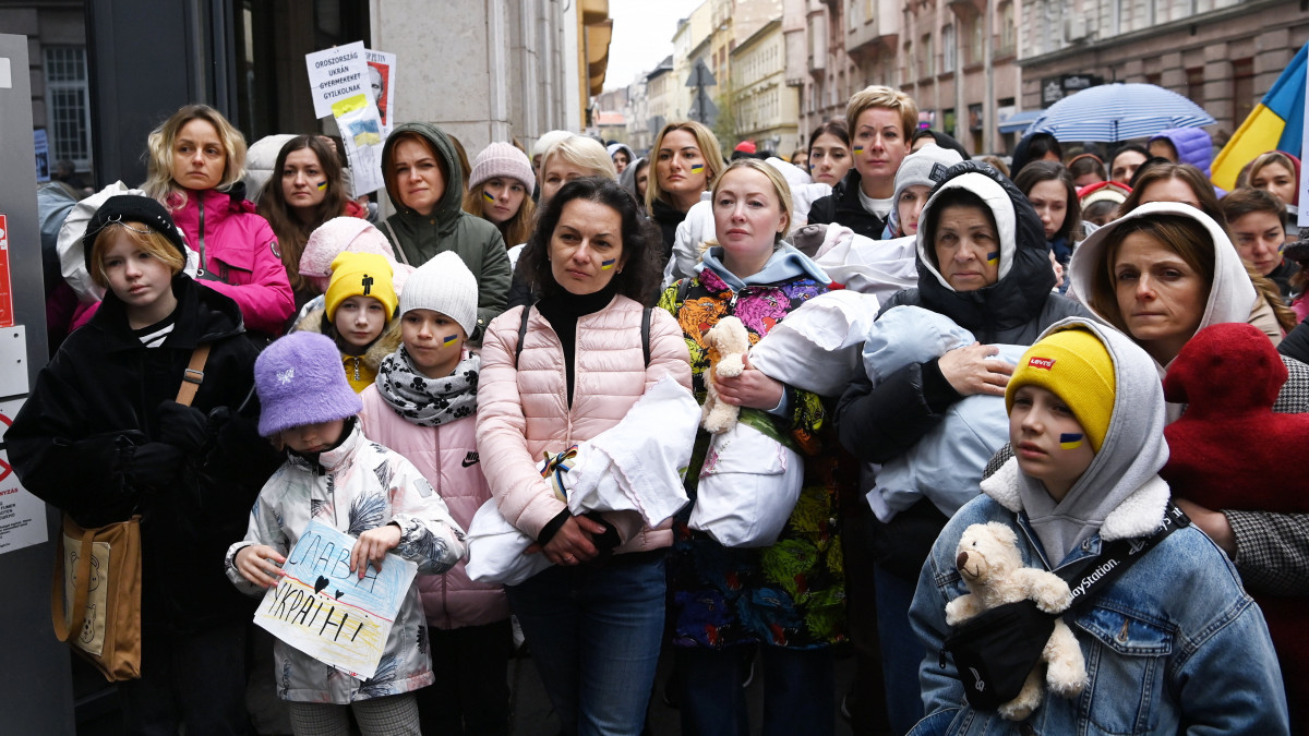 Résztvevők a Magyarországra menekült ukrán anyák felvonulásán Budapest belvárosában 2022. április 2-án. A demonstrálók csatlakoztak az Egymillióan a szabad Ukrajnáért Facebook-csoport Legyen végre vége! elnevezésű, a szabad Ukrajnáért tartott szolidaritási tüntetéséhez a Szabad sajtó útján.
