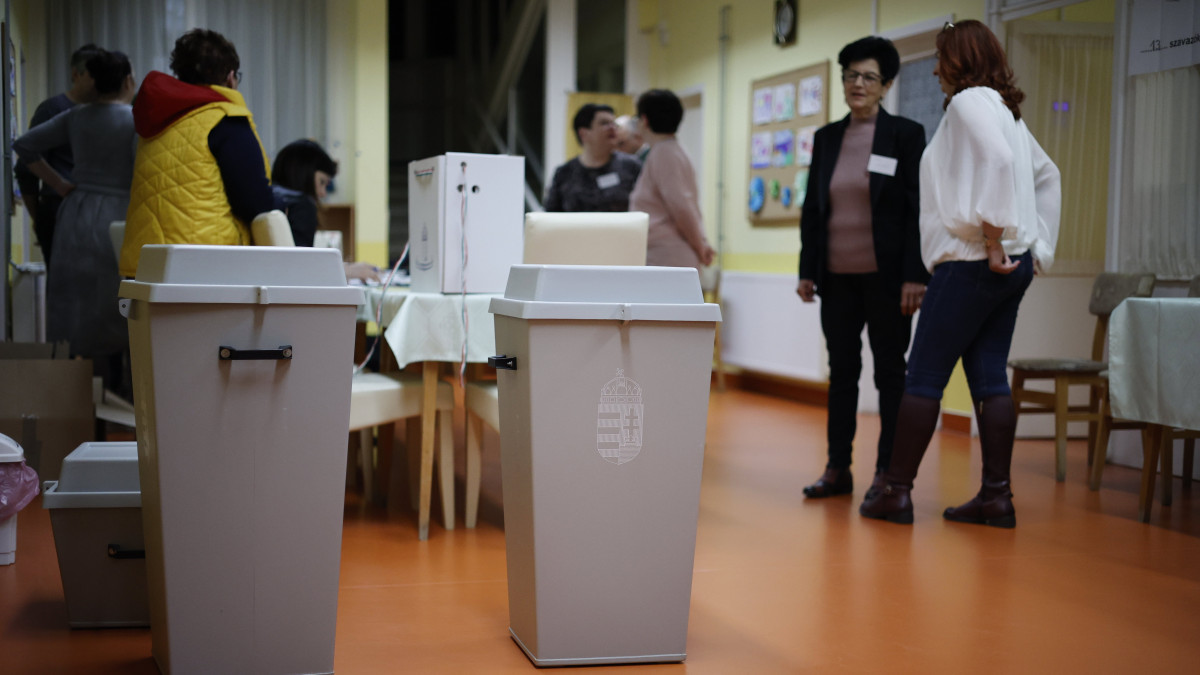 A szavazatszámláló bizottság tagjai előkészülnek a Nagykanizsa Központi Óvoda Kossuth téri Tagóvodában kialakított szavazókörben az országgyűlési választáson és gyermekvédelmi népszavazáson 2022. április 3-án.