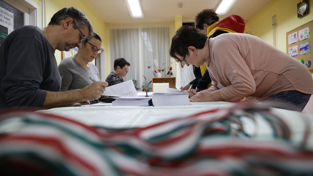 Előkészülnek a szavazatszámláló bizottság tagjai a Nagykanizsa Központi Óvoda Kossuth téri Tagóvodában kialakított szavazókörben az országgyűlési választáson és gyermekvédelmi népszavazáson 2022. április 3-án.