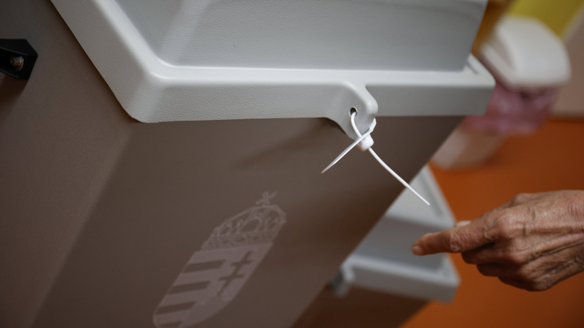 A szavazatszámláló bizottság tagja lezár egy urnát a Nagykanizsa Központi Óvoda Kossuth téri Tagóvodában kialakított szavazókörben az országgyűlési választáson és gyermekvédelmi népszavazáson 2022. április 3-án.