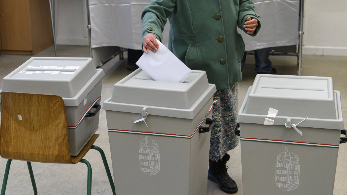 Egy nő leadja szavazatát a budapesti Áldás utcai Általános Iskolában kialakított szavazókörben az országgyűlési választáson és gyermekvédelmi népszavazáson 2022. április 3-án.