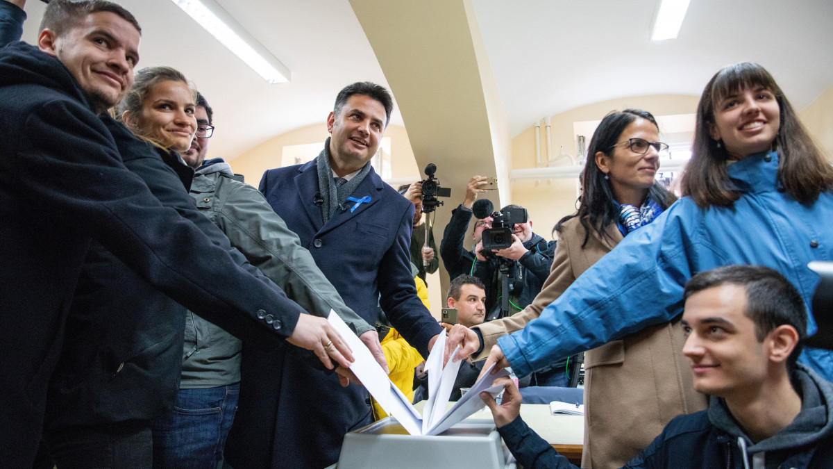 Márki-Zay Péter, az Egységben Magyarországért miniszterelnök-jelöltje családtagjai társaságában leadja szavazatát az országgyűlési választáson és gyermekvédelmi népszavazáson a Hódmezővásárhelyi Szent István Általános Iskolában kialakított szavazókörben 2022. április 3-án.