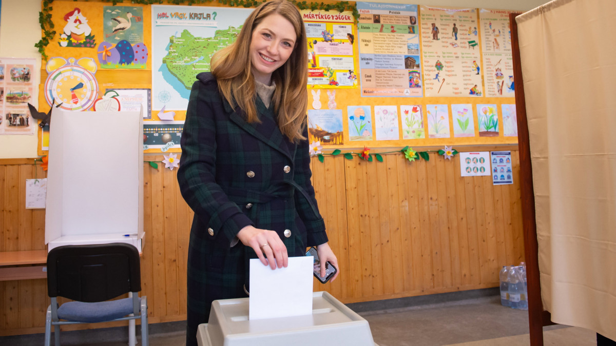 Donáth Anna, a Momentum elnöke, a párt európai parlamenti képviselője leadja szavazatát az országgyűlési választáson és gyermekvédelmi népszavazáson a XI. kerületi Kelenvölgyi Általános Iskolában kialakított szavazókörben 2022. április 3-án.