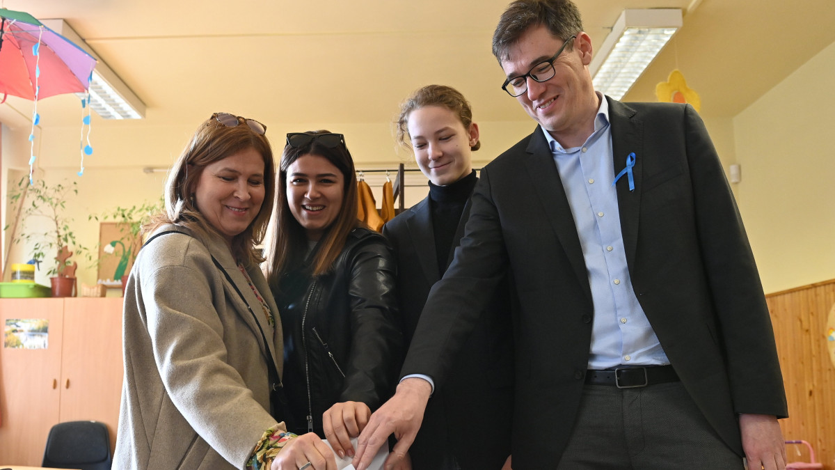 Karácsony Gergely főpolgármester, a Párbeszéd társelnöke és családja leadják szavazataikat a XIV. kerületi Örökzöld Óvodában kialakított szavazókörben az országgyűlési választáson és gyermekvédelmi népszavazáson 2022. április 3-án.