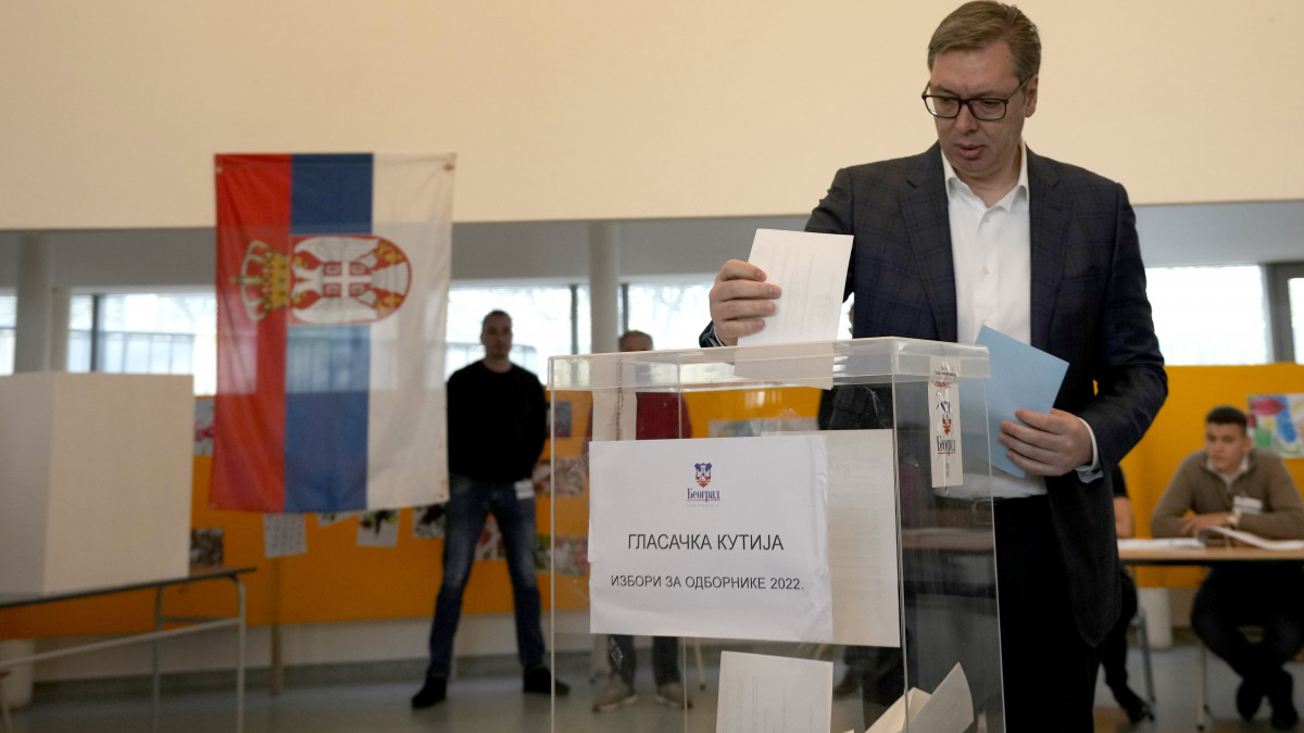 Aleksandar Vucic szerb államfő, a Szerb Haladó Párt (SNS) elnöke leadja szavazatát az előrehozott parlamenti választáson, valamint elnökválasztáson Belgrádban 2022. április 3-án. Néhány helyen önkormányzati választást is tartanak a nyugat-balkáni országban.